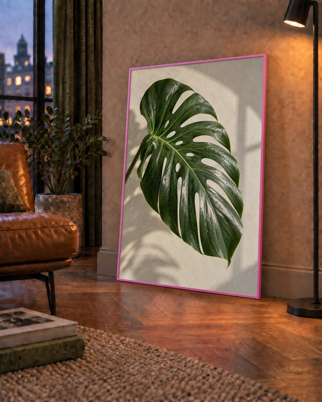 Monstera Yaprağı Close-Up Poster – Doğal ve Modern Duvar Dekoru — çerçeveli hâliyle bir ev duvarında