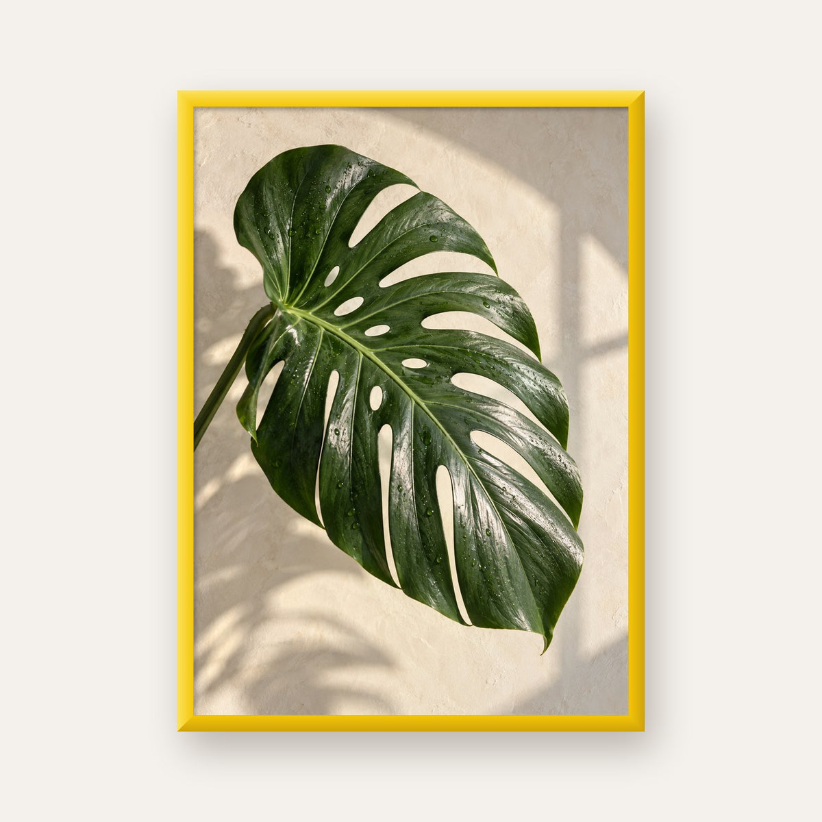 Monstera Yaprağı Close-Up Poster – Doğal ve Modern Duvar Dekoru — sarı çerçeveli