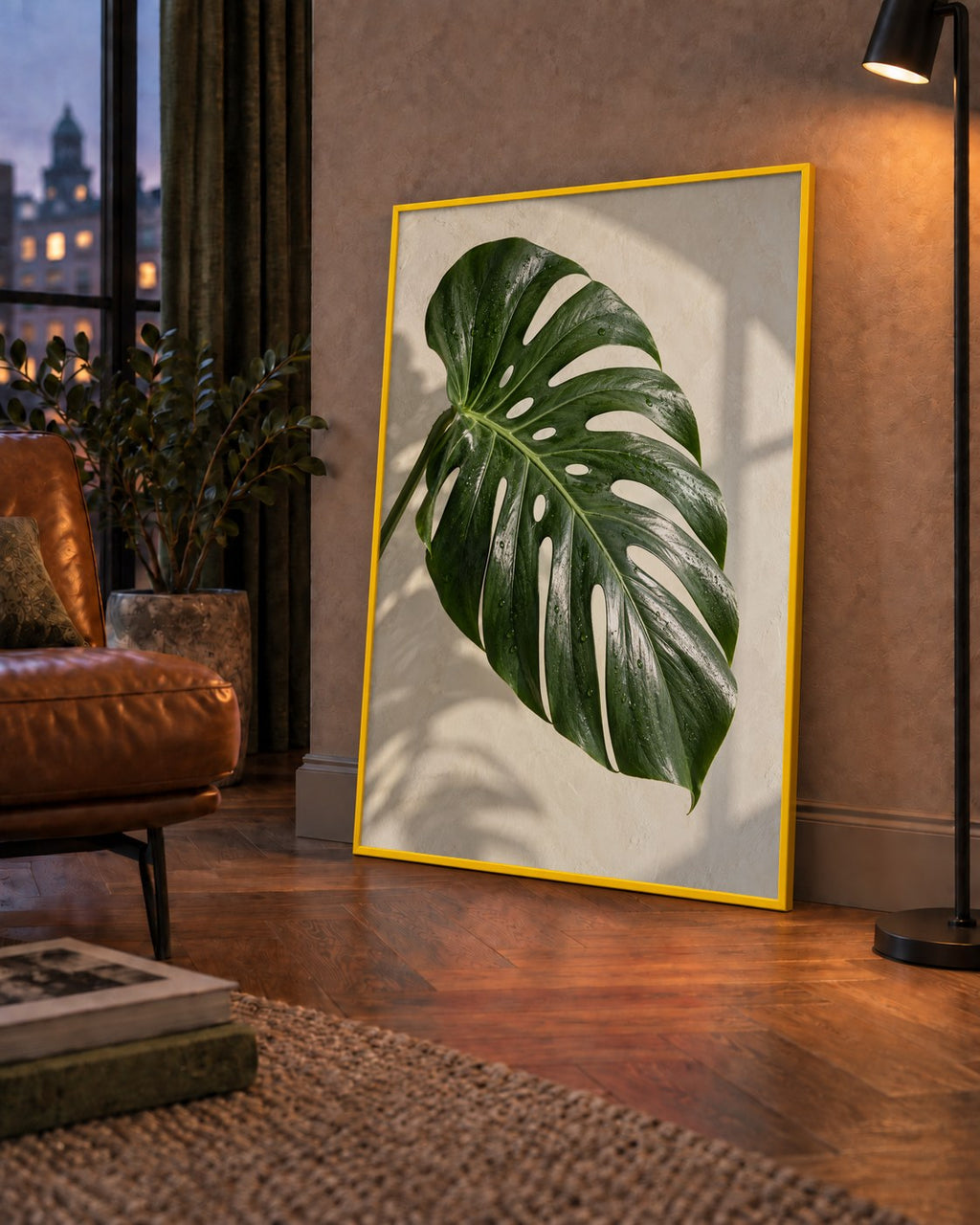 Monstera Yaprağı Close-Up Poster – Doğal ve Modern Duvar Dekoru — çerçeveli hâliyle bir ev duvarında
