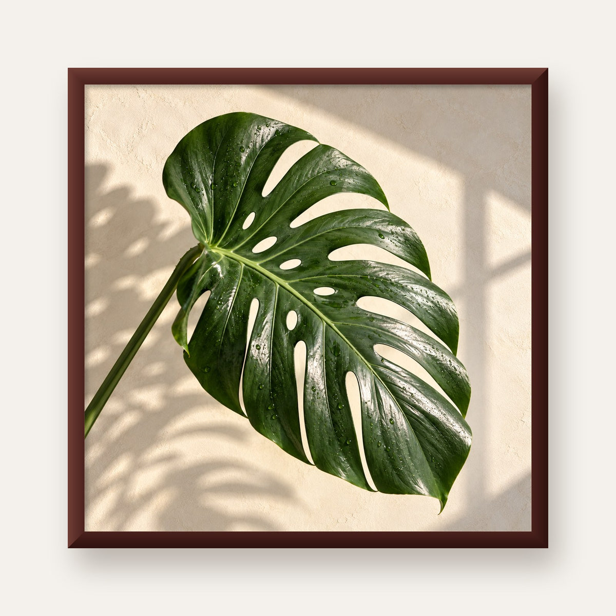 Monstera Yaprağı Close-Up Poster – Doğal ve Modern Duvar Dekoru — ceviz çerçeveli