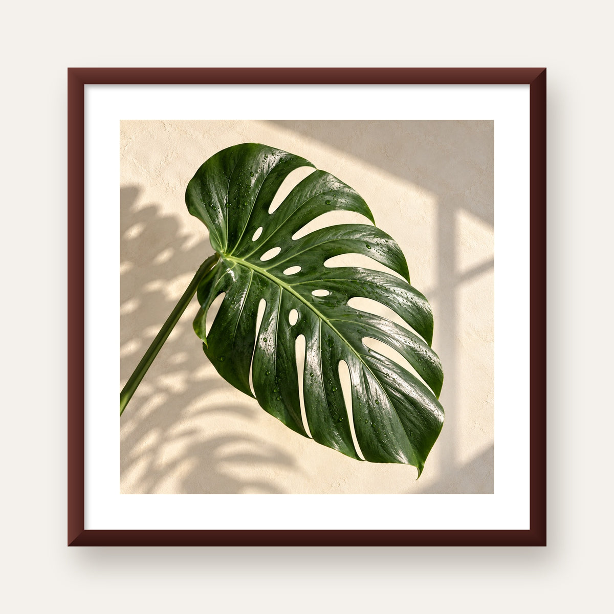 Monstera Yaprağı Close-Up Poster – Doğal ve Modern Duvar Dekoru — ceviz çerçeveli paspartulu