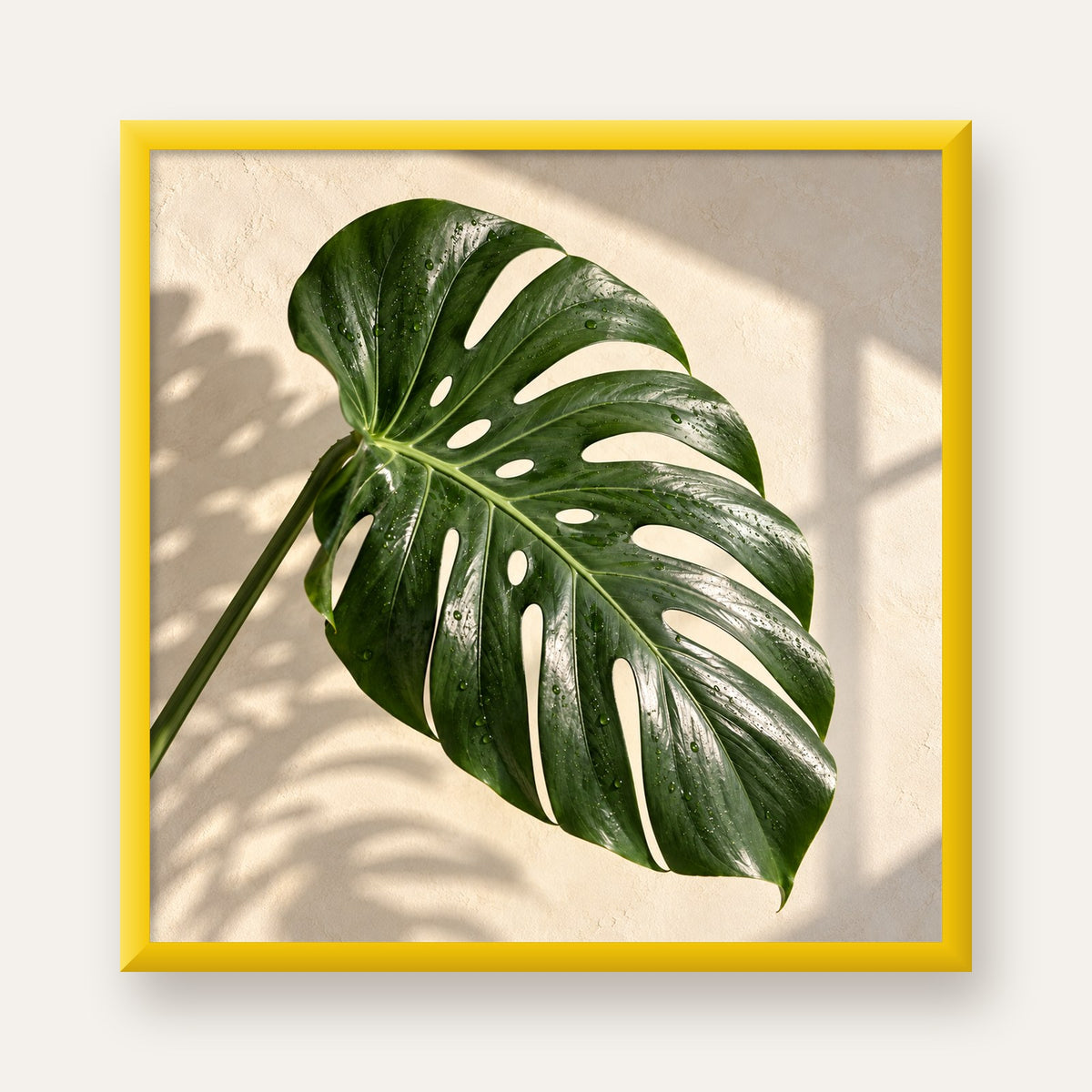 Monstera Yaprağı Close-Up Poster – Doğal ve Modern Duvar Dekoru — sarı çerçeveli