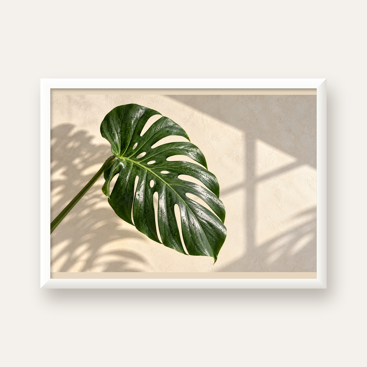 Monstera Yaprağı Close-Up Poster – Doğal ve Modern Duvar Dekoru — beyaz çerçeveli yatay poster