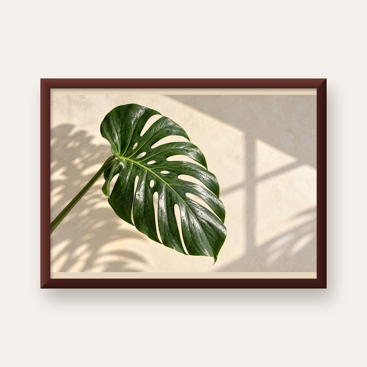 Monstera Yaprağı Close-Up Poster – Doğal ve Modern Duvar Dekoru — ceviz çerçeveli
