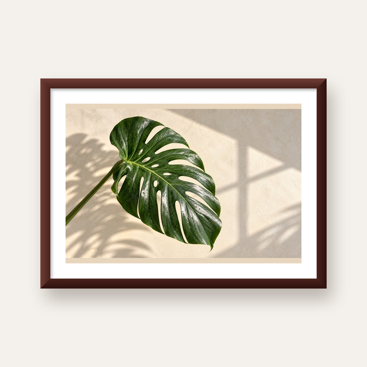 Monstera Yaprağı Close-Up Poster – Doğal ve Modern Duvar Dekoru — ceviz çerçeveli paspartulu