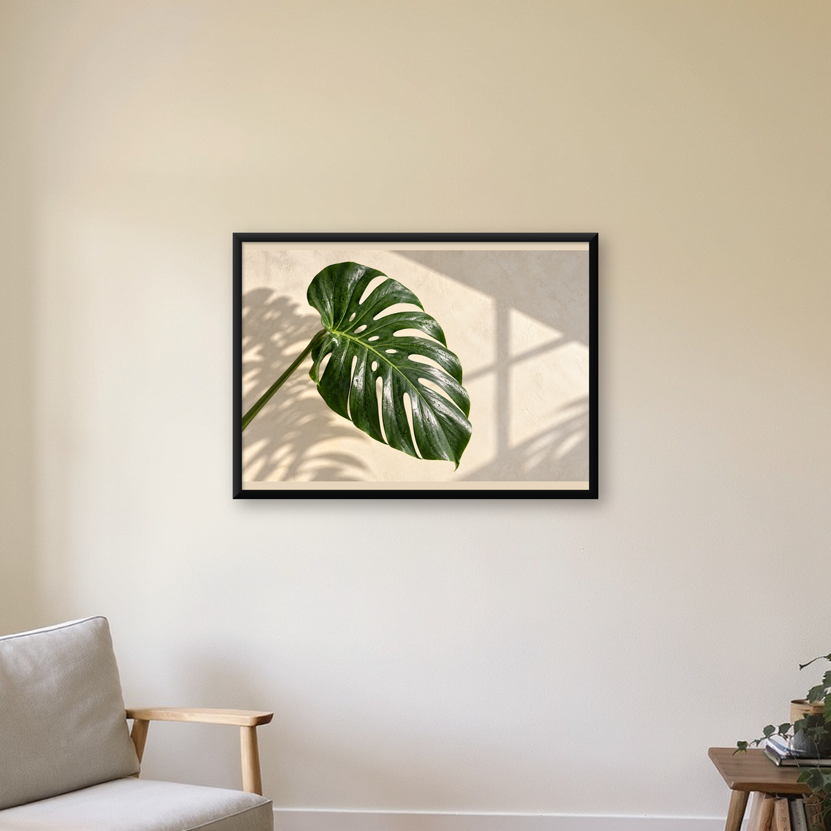 Monstera Yaprağı Close-Up Poster – Doğal ve Modern Duvar Dekoru — Yatay baskı, çerçeveli hâliyle bir ev duvarında