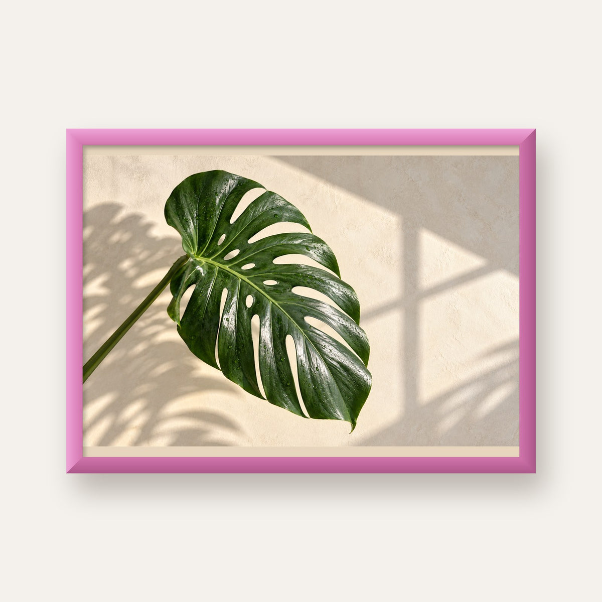 Monstera Yaprağı Close-Up Poster – Doğal ve Modern Duvar Dekoru — pembe çerçeveli
