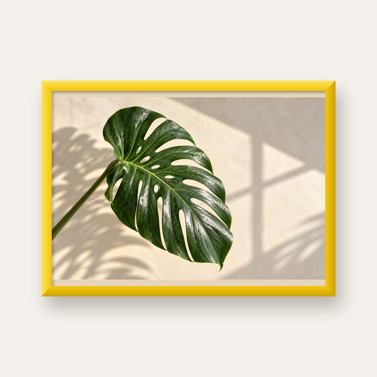 Monstera Yaprağı Close-Up Poster – Doğal ve Modern Duvar Dekoru — sarı çerçeveli