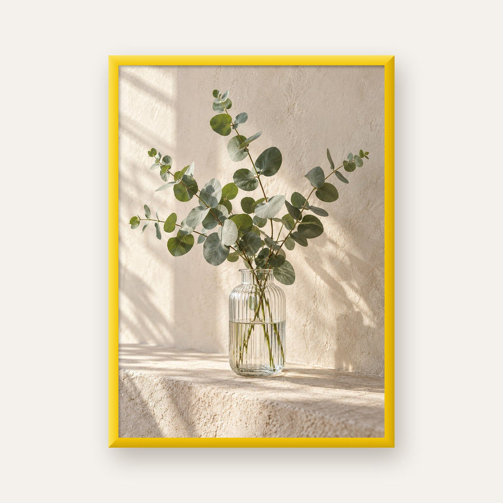 Şeffaf Vazoda Okaliptüs Dalları Poster – Doğal Dekor Baskı — sarı çerçeveli
