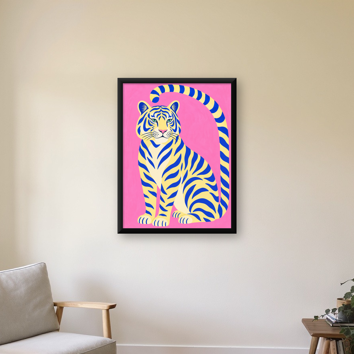 Renkli Tiger İllüstrasyonlu Minimal Poster – Canlı Duvar Sanatı — Dikey baskı, çerçeveli hâliyle bir ev duvarında