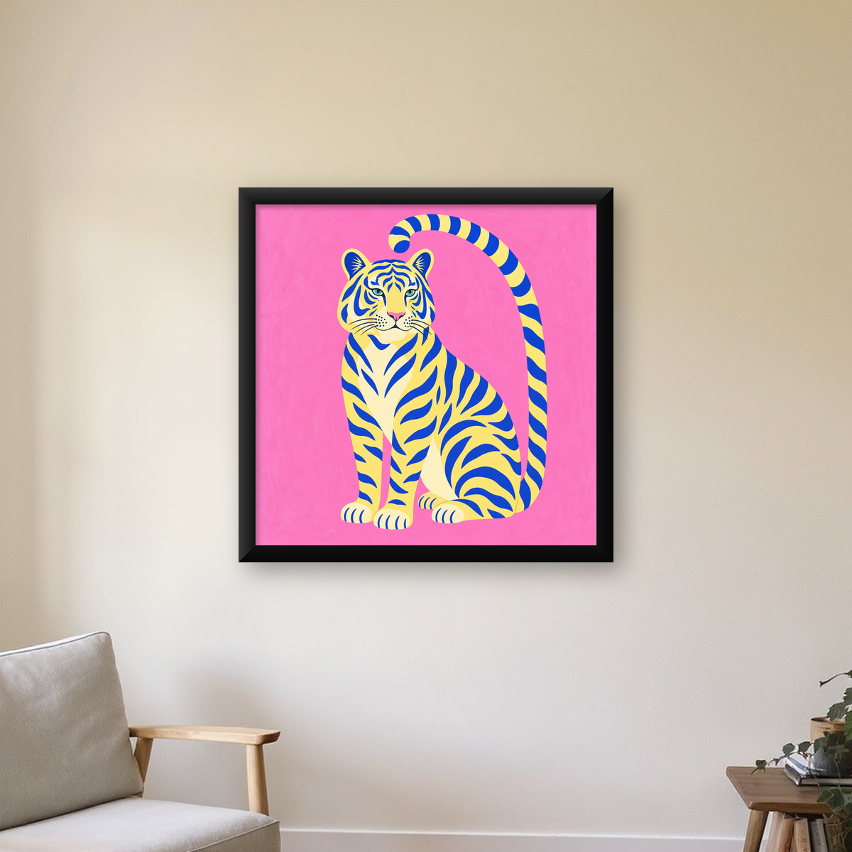 Renkli Tiger İllüstrasyonlu Minimal Poster – Canlı Duvar Sanatı — Kare baskı, çerçeveli hâliyle bir ev duvarında