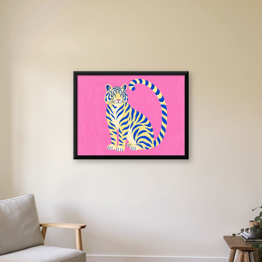 Renkli Tiger İllüstrasyonlu Minimal Poster – Canlı Duvar Sanatı — Yatay baskı, çerçeveli hâliyle bir ev duvarında