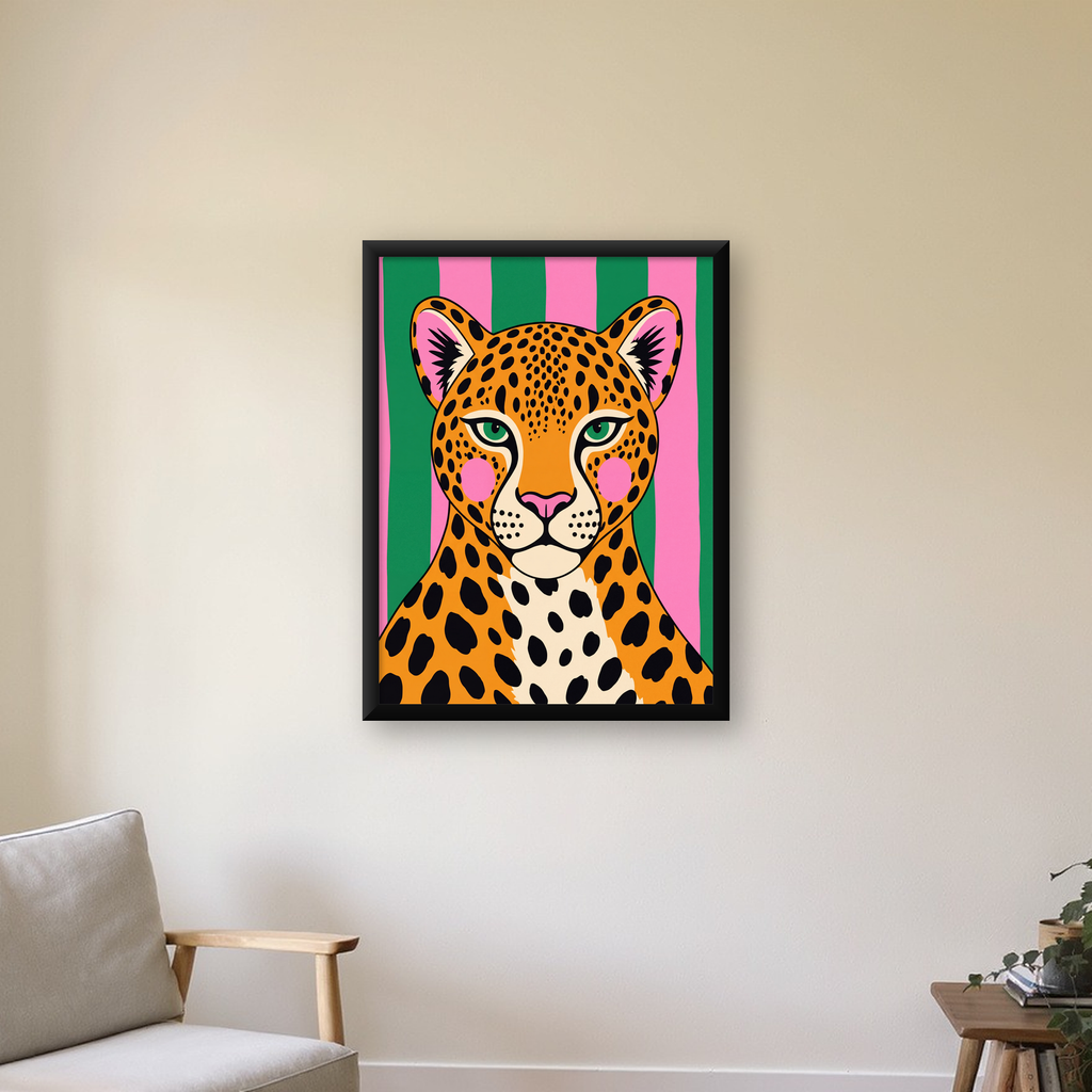 Pop Art Leopar Posteri – Canlı Renkli Modern Duvar Sanatı — Dikey baskı, çerçeveli hâliyle bir ev duvarında