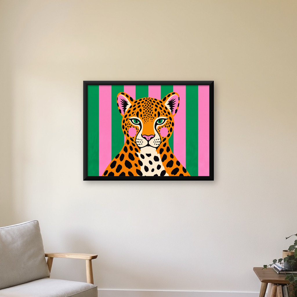 Pop Art Leopar Posteri – Canlı Renkli Modern Duvar Sanatı — Yatay baskı, çerçeveli hâliyle bir ev duvarında