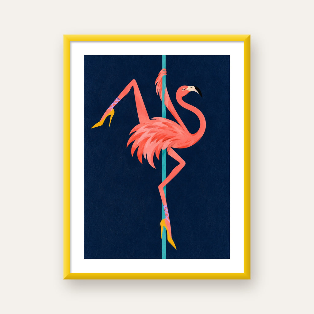Direk Dansı Yapan Flamingo Modern Poster — sarı çerçeveli paspartulu