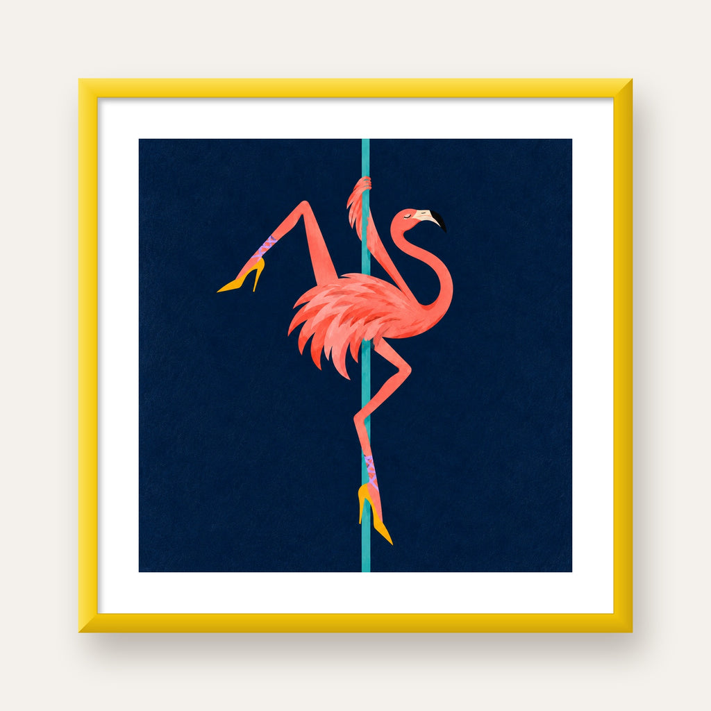 Direk Dansı Yapan Flamingo Modern Poster — sarı çerçeveli paspartulu