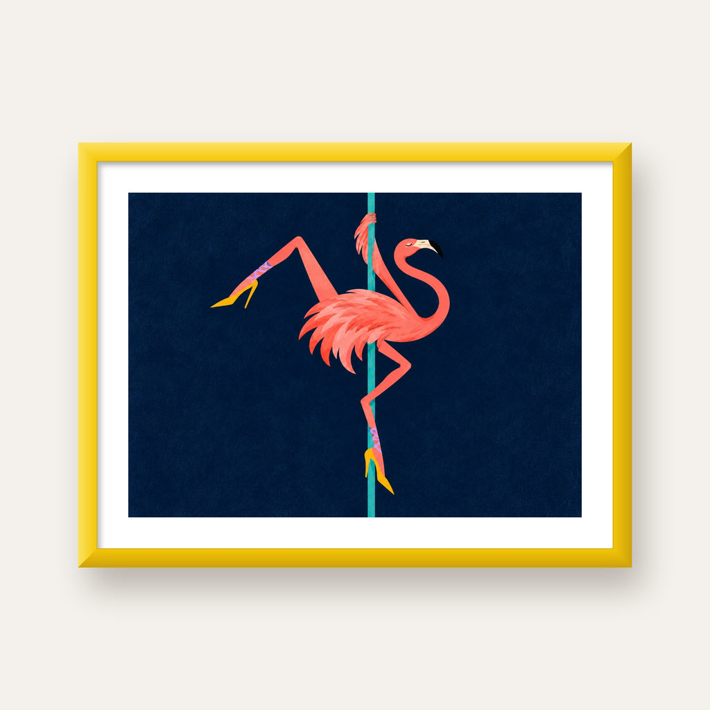 Direk Dansı Yapan Flamingo Modern Poster — sarı çerçeveli paspartulu