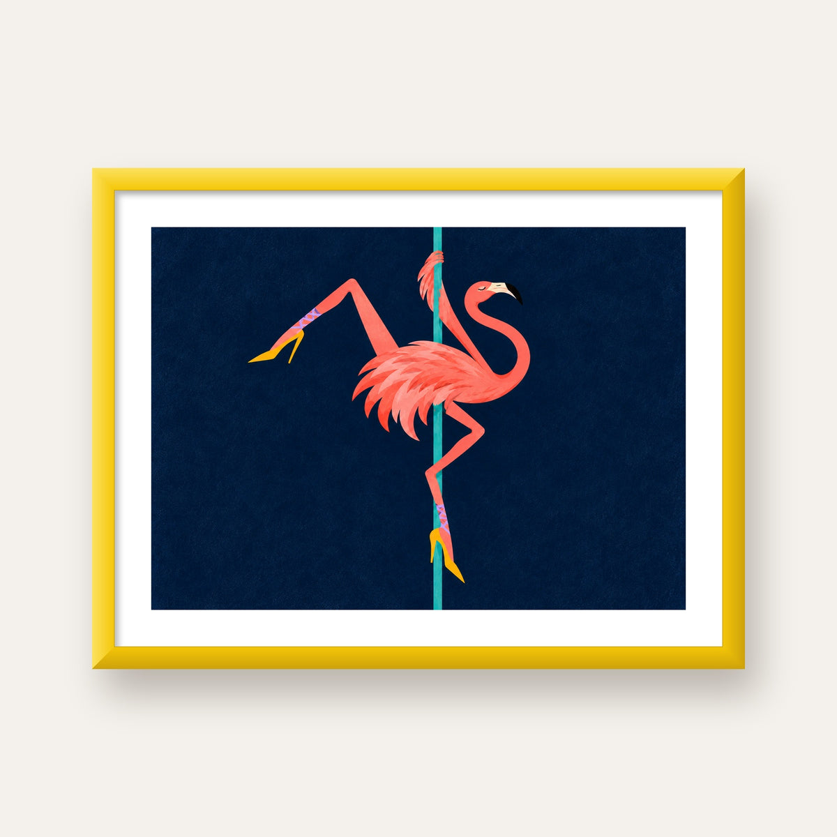 Direk Dansı Yapan Flamingo Modern Poster — sarı çerçeveli paspartulu