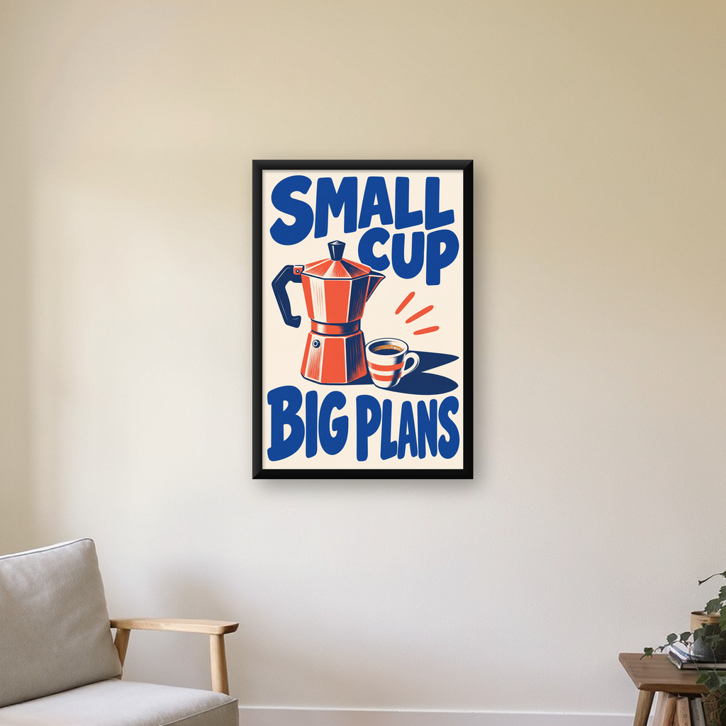 Retro Moka Pot & Kupa Poster – SMALL CUP BIG PLANS — çerçeveli hâliyle bir ev duvarında
