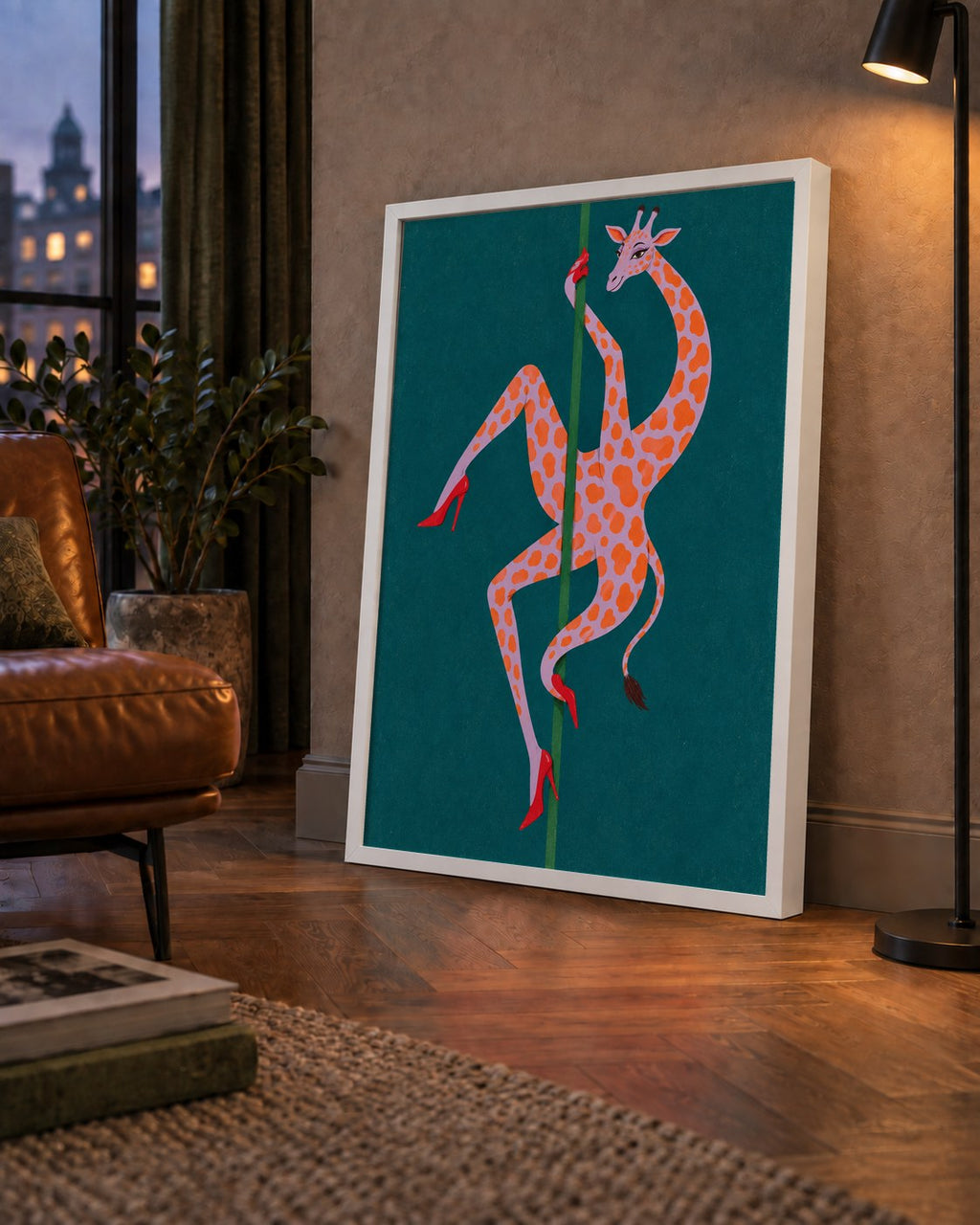 Direkte Dans Eden Zürafa Mizahi Sanat Poster — çerçeveli hâliyle bir ev duvarında