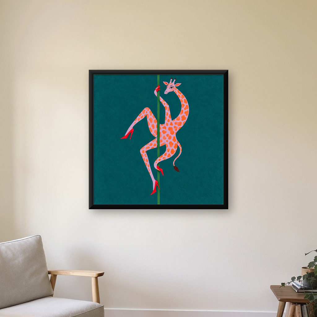 Direkte Dans Eden Zürafa Mizahi Sanat Poster – Çerçeveli — Kare baskı, çerçeveli hâliyle bir ev duvarında