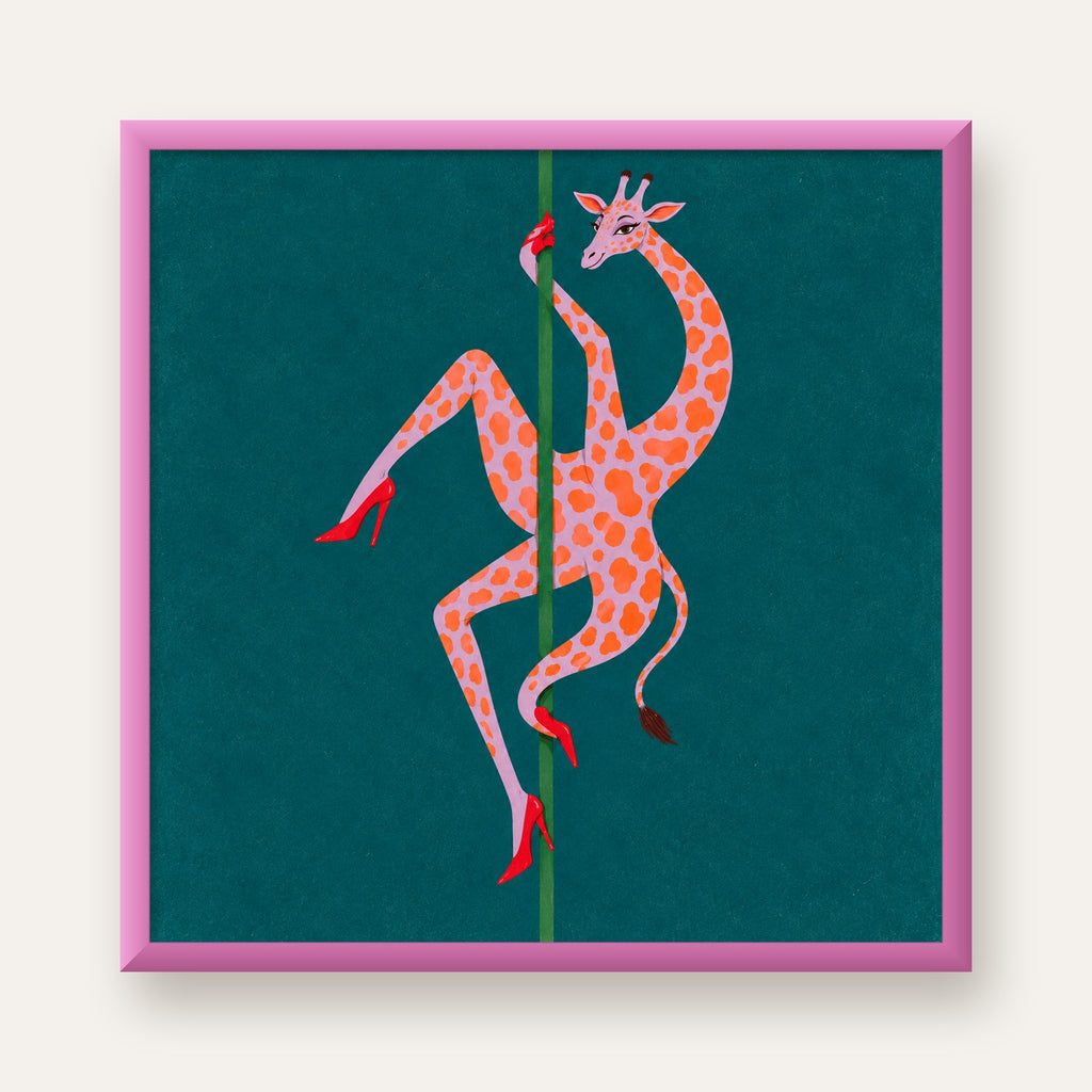Direkte Dans Eden Zürafa Mizahi Sanat Poster — pembe çerçeveli