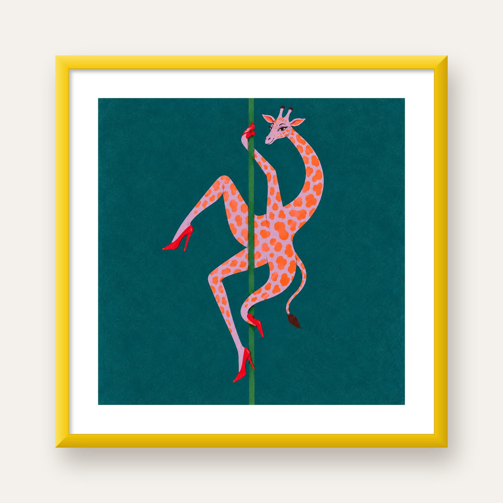 Direkte Dans Eden Zürafa Mizahi Sanat Poster — sarı çerçeveli paspartulu