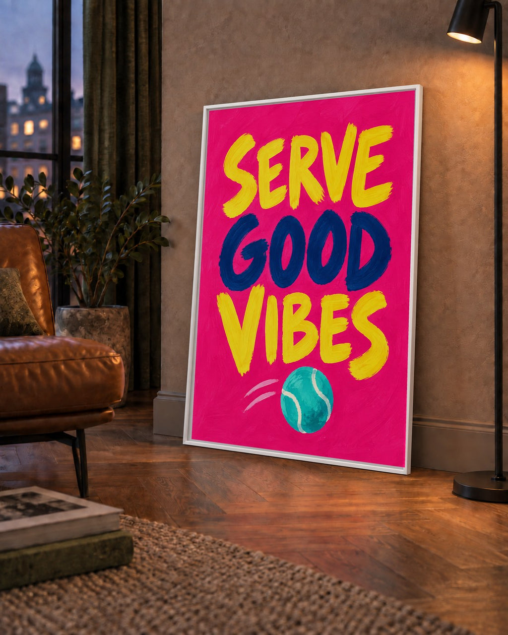 Serve Good Vibes – Tenis Temalı Motive Edici Renkli Poster — çerçeveli hâliyle bir ev duvarında
