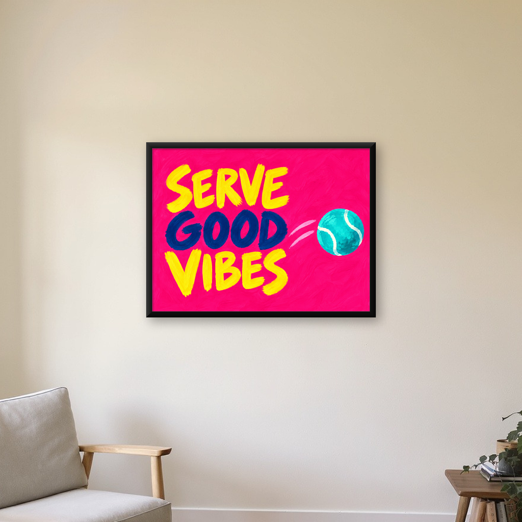 Serve Good Vibes – Tenis Temalı Motive Edici Renkli Poster — Yatay baskı, çerçeveli hâliyle bir ev duvarında