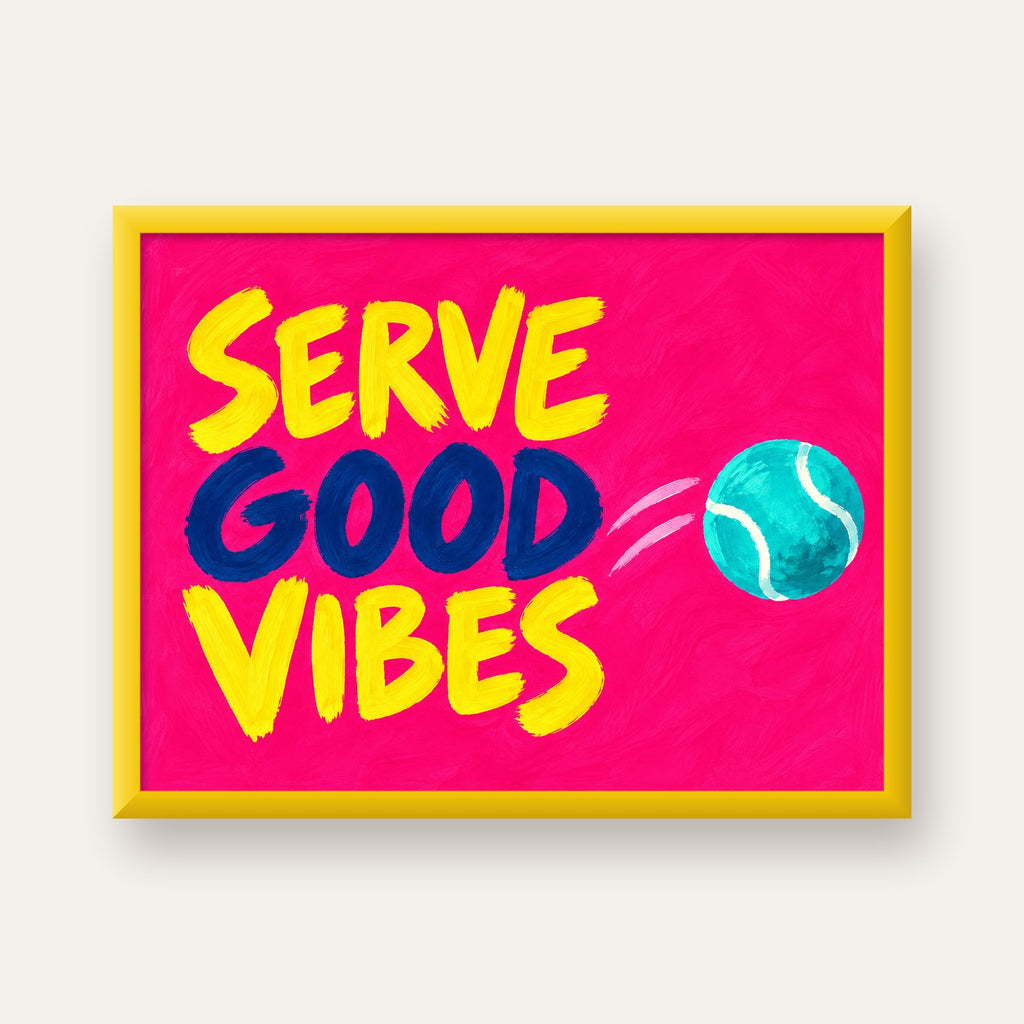 Serve Good Vibes – Tenis Temalı Motive Edici Renkli Poster — sarı çerçeveli
