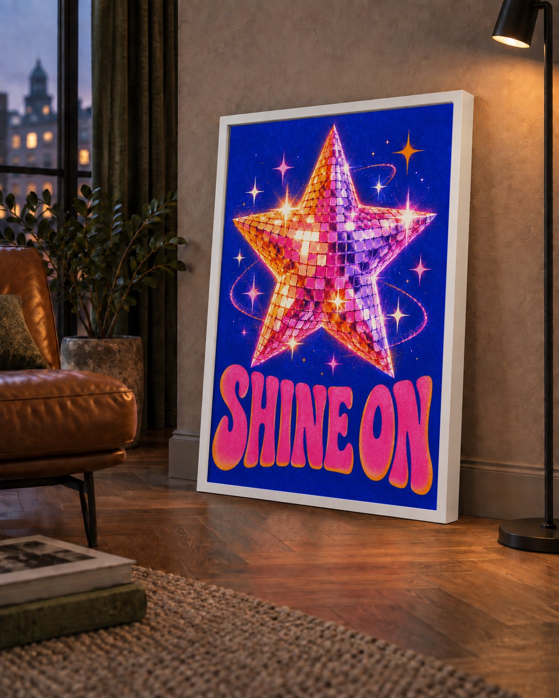 Shine On Disko Yıldızı Tipografi Posteri — çerçeveli hâliyle bir ev duvarında