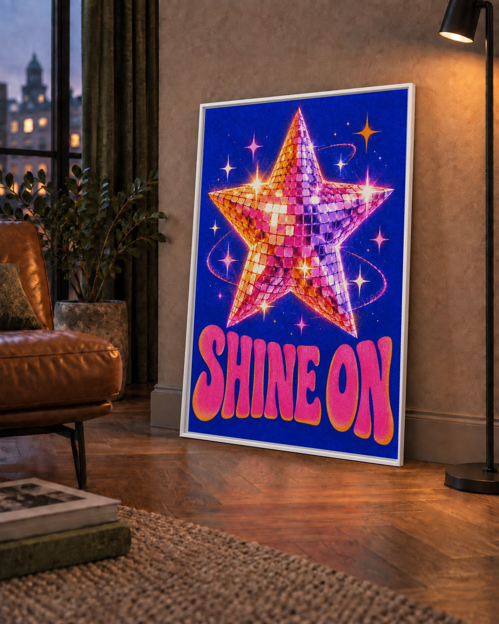 Shine On Disko Yıldızı Tipografi Posteri — çerçeveli hâliyle bir ev duvarında