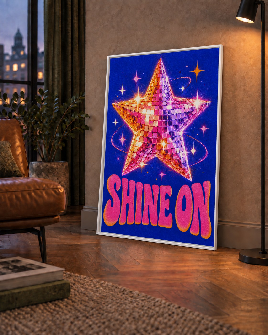 Shine On Disko Yıldızı Tipografi Posteri — çerçeveli hâliyle bir ev duvarında