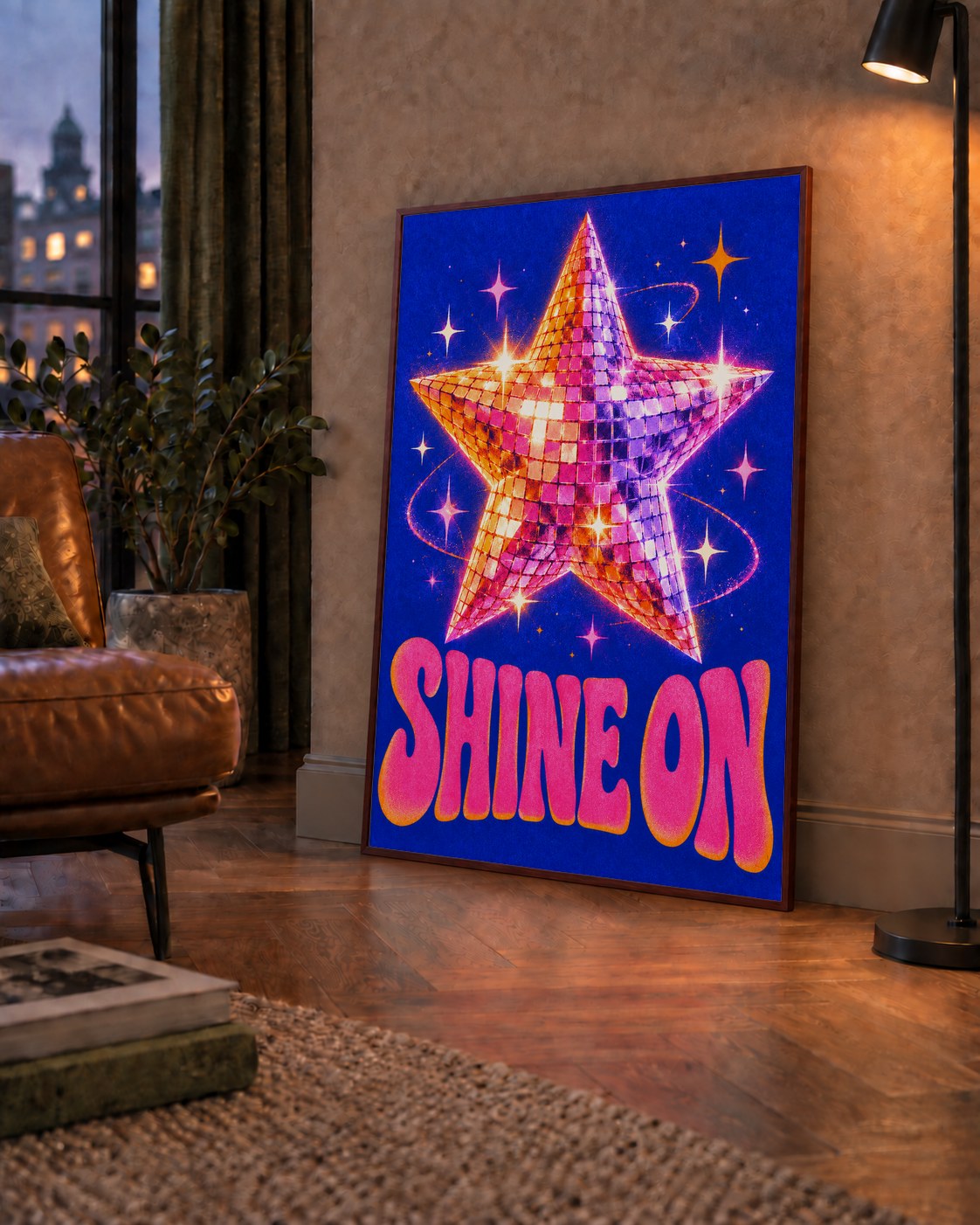 Shine On Disko Yıldızı Tipografi Posteri — çerçeveli hâliyle bir ev duvarında