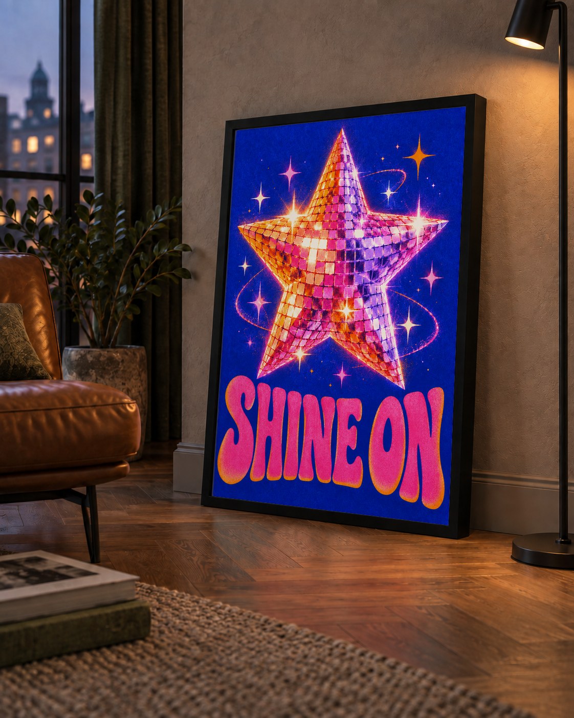 Shine On Disko Yıldızı Tipografi Posteri — çerçeveli hâliyle bir ev duvarında