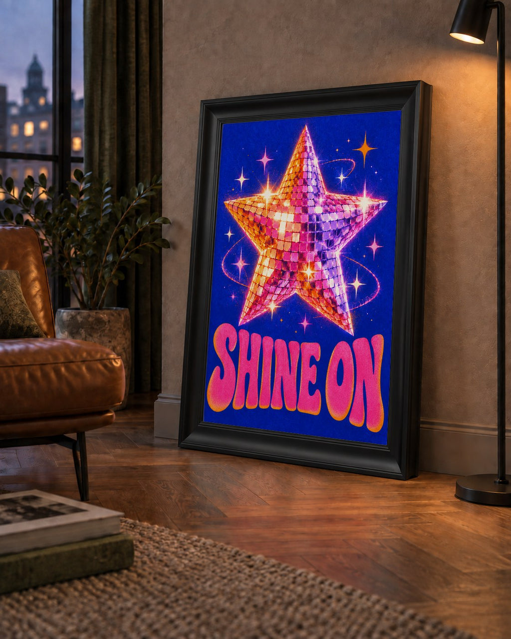 Shine On Disko Yıldızı Tipografi Posteri — çerçeveli hâliyle bir ev duvarında