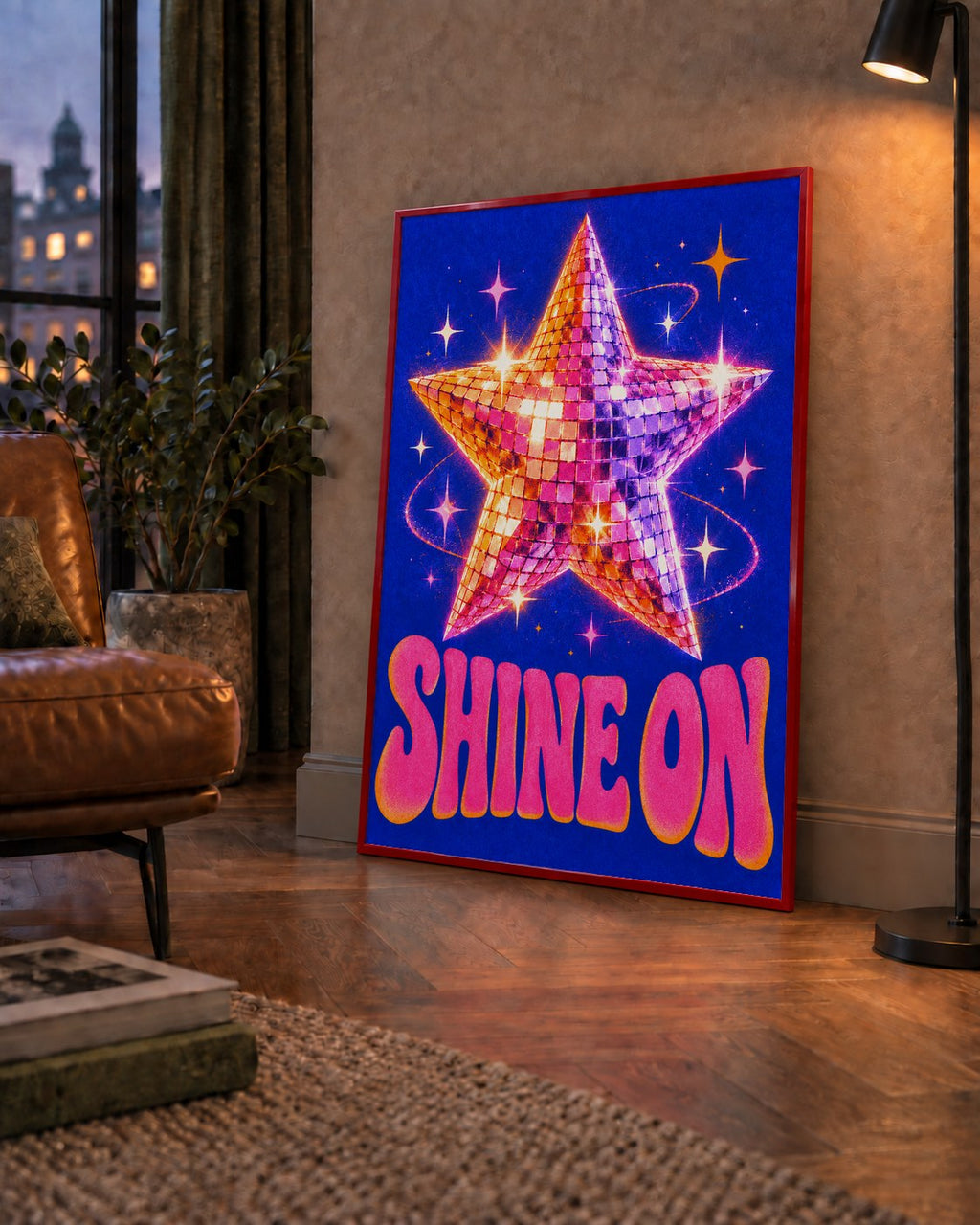 Shine On Disko Yıldızı Tipografi Posteri — çerçeveli hâliyle bir ev duvarında