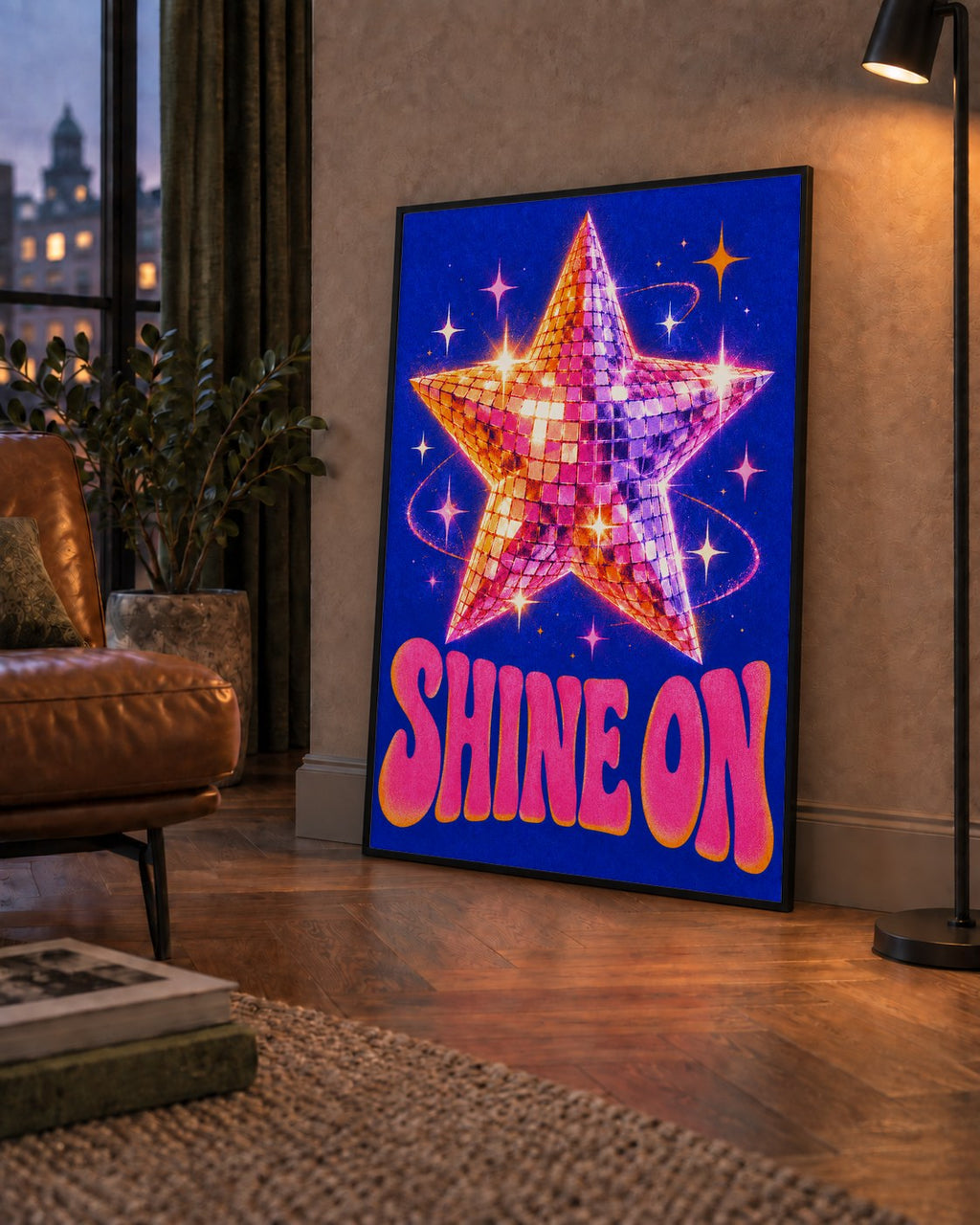 Shine On Disko Yıldızı Tipografi Posteri — çerçeveli hâliyle bir ev duvarında