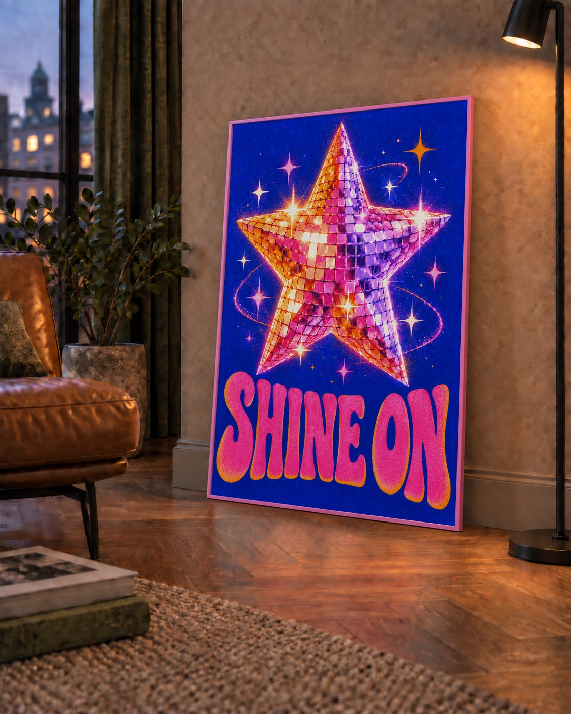 Shine On Disko Yıldızı Tipografi Posteri — çerçeveli hâliyle bir ev duvarında