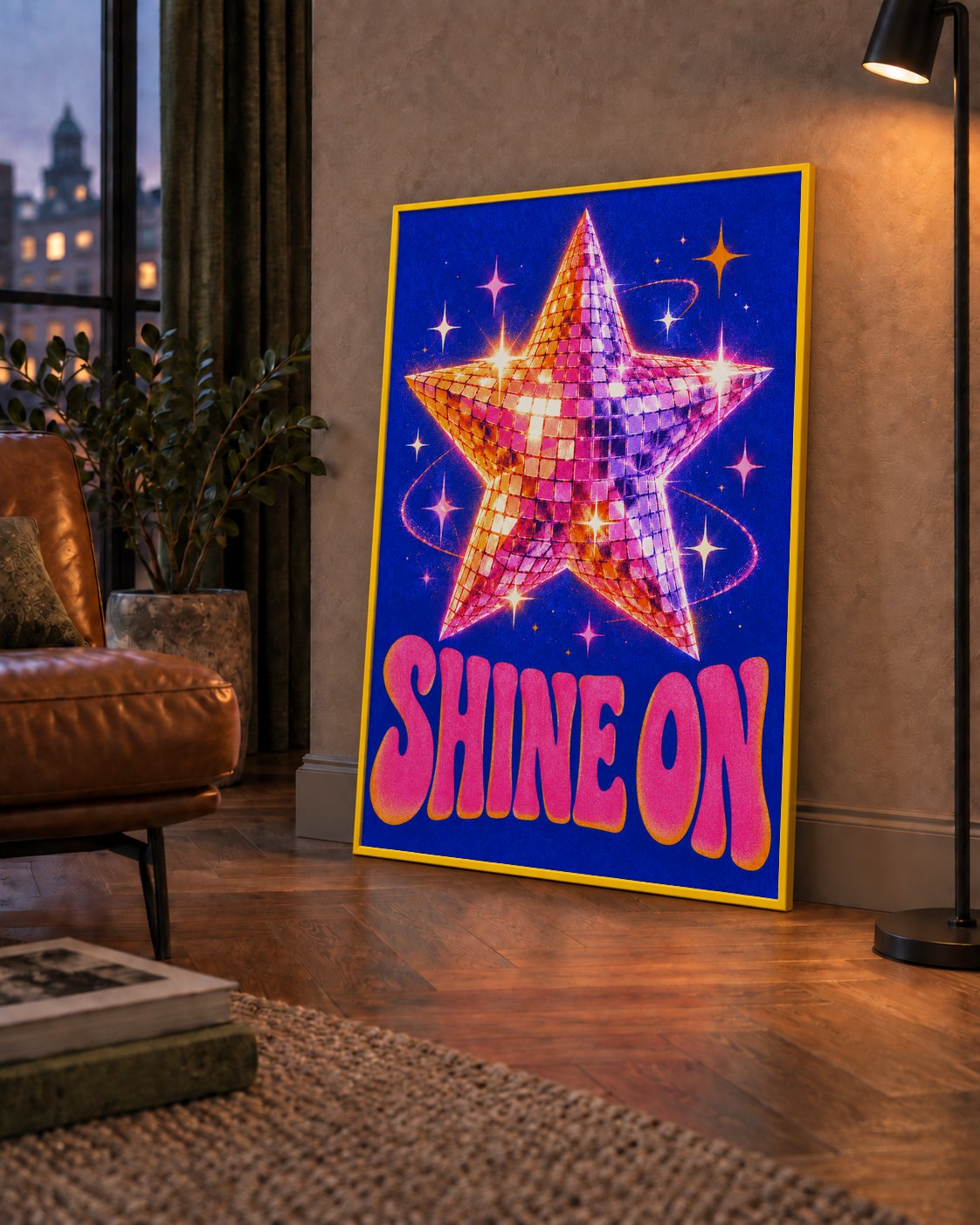 Shine On Disko Yıldızı Tipografi Posteri — çerçeveli hâliyle bir ev duvarında