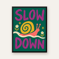 Slow Down Poster – Pastel Salyangoz ve Çiçekler Duvar Sanatı — Dikey baskı, düz siyah çerçeveli duvar posteri