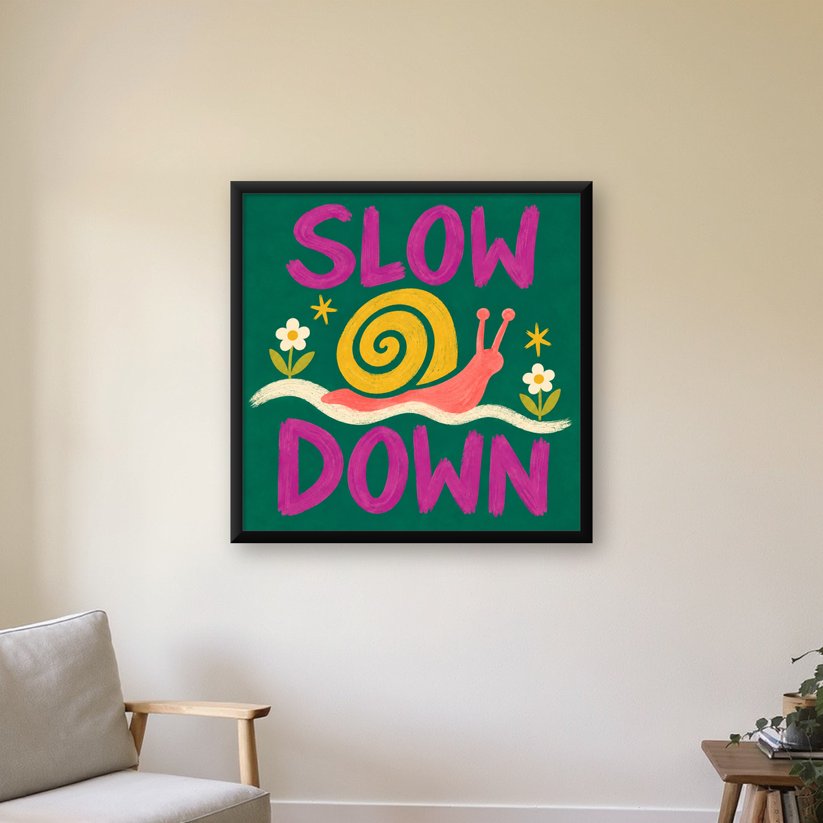 Slow Down Poster – Pastel Salyangoz ve Çiçekler Duvar Sanatı — Kare baskı, çerçeveli hâliyle bir ev duvarında