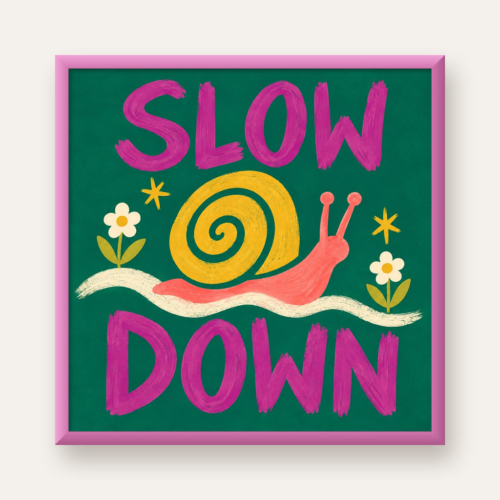 Slow Down Poster – Pastel Salyangoz ve Çiçekler Duvar Sanatı — pembe çerçeveli