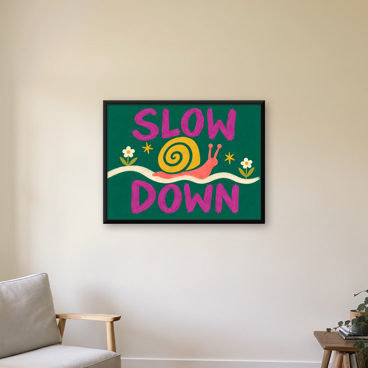 Slow Down Poster – Pastel Salyangoz ve Çiçekler Duvar Sanatı — Yatay baskı, çerçeveli hâliyle bir ev duvarında