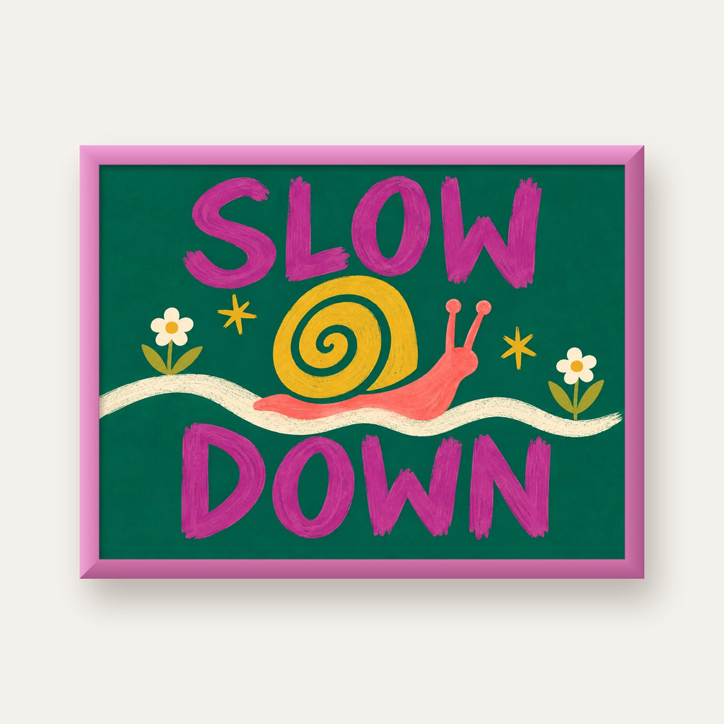 Slow Down Poster – Pastel Salyangoz ve Çiçekler Duvar Sanatı — pembe çerçeveli
