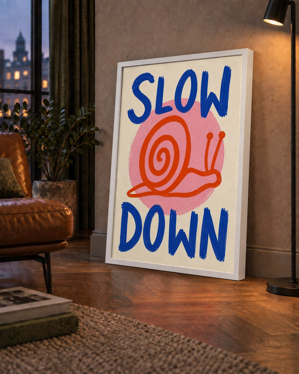Slow Down Salyangoz Poster – Dijital El İllüstrasyonu — çerçeveli hâliyle bir ev duvarında