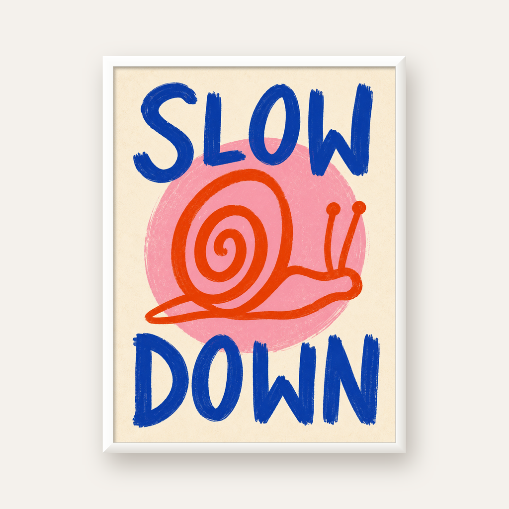 Slow Down Salyangoz Poster – Dijital El İllüstrasyonu — beyaz çerçeveli dikey poster