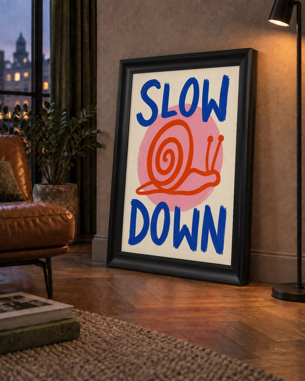 Slow Down Salyangoz Poster – Dijital El İllüstrasyonu — çerçeveli hâliyle bir ev duvarında