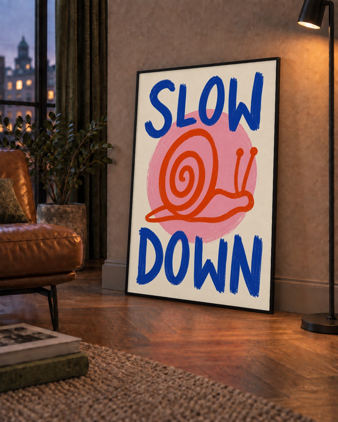 Slow Down Salyangoz Poster – Dijital El İllüstrasyonu — çerçeveli hâliyle bir ev duvarında