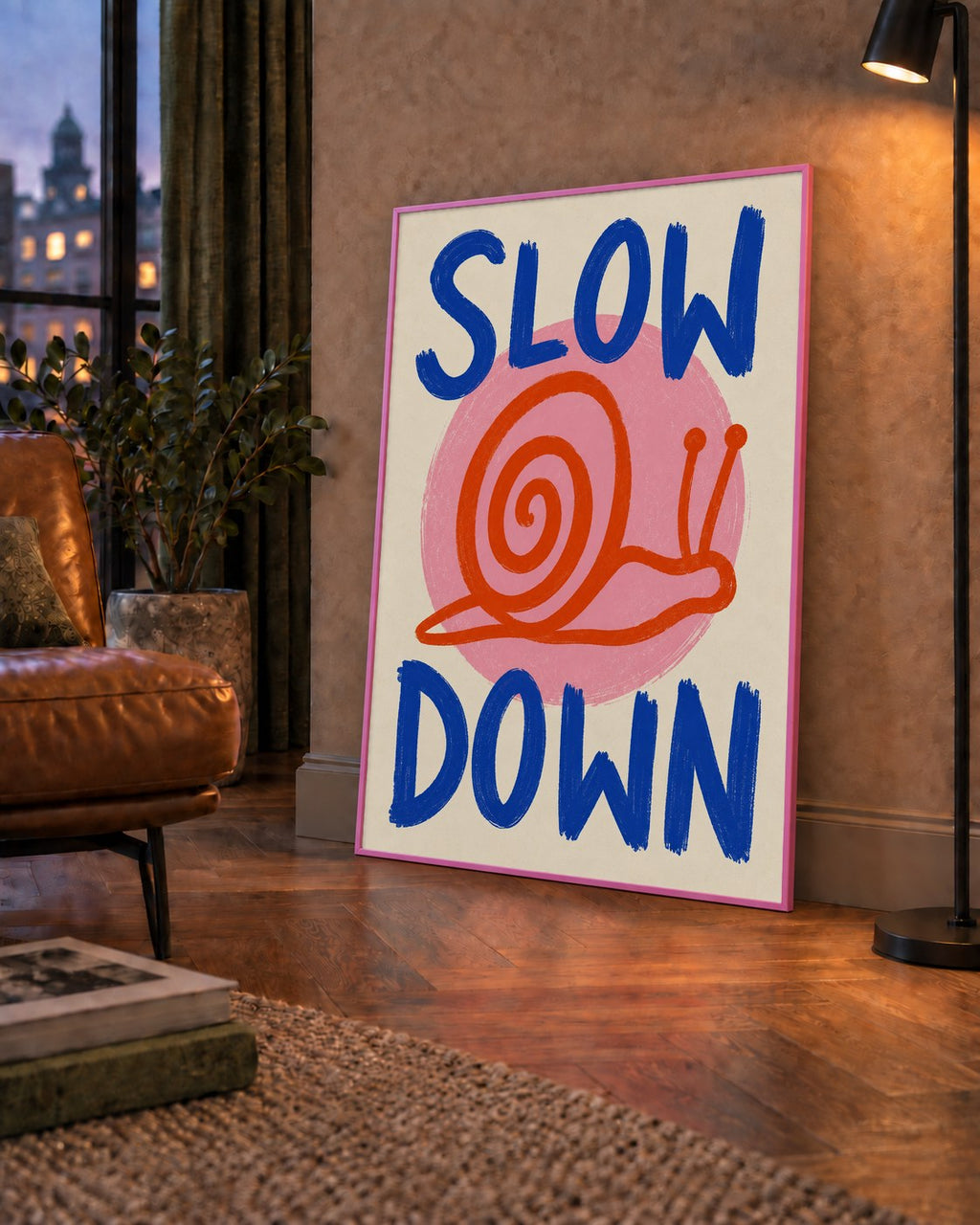 Slow Down Salyangoz Poster – Dijital El İllüstrasyonu — çerçeveli hâliyle bir ev duvarında